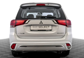 Подержанный автомобиль Mitsubishi Outlander 2022 года (6 фото)