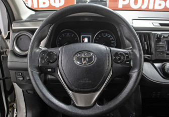 Подержанный автомобиль Toyota RAV4 2016 года (17 фото)