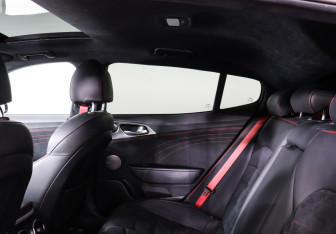 Подержанный автомобиль Kia Stinger 2023 года (12 фото)