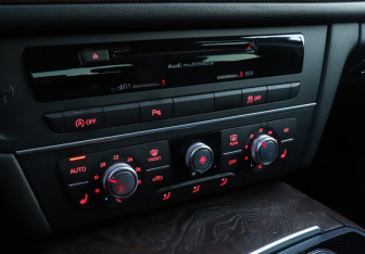 Подержанный автомобиль Audi A6 Sedan 2013 года (20 фото)