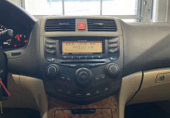 Подержанный автомобиль Honda Accord Sedan 2004 года (15 фото)