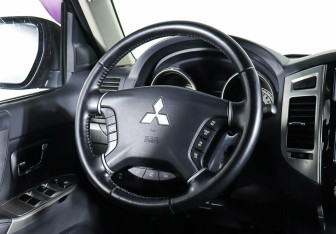 Подержанный автомобиль Mitsubishi Pajero 2015 года (11 фото)