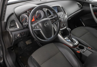 Подержанный автомобиль Opel Astra Hatchback 2010 года (12 фото)