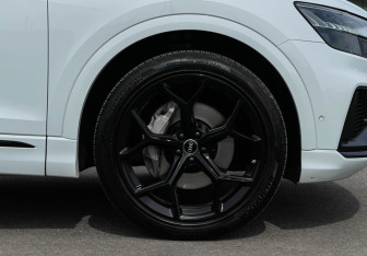 Подержанный автомобиль Audi Q8 2019 года (23 фото)