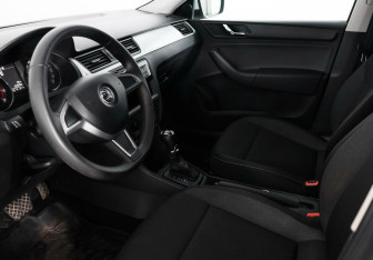 Подержанный автомобиль Skoda Rapid Liftback 2015 года (7 фото)