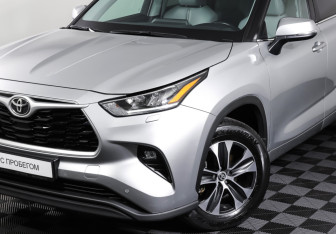 Подержанный автомобиль Toyota Highlander 2021 года (25 фото)