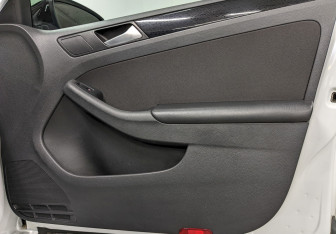 Подержанный автомобиль Volkswagen Jetta Sedan 2017 года (18 фото)