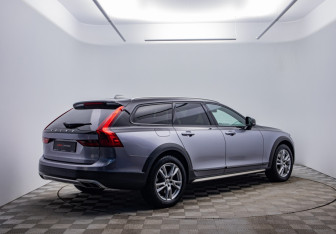 Подержанный автомобиль Volvo V90 Cross Country 2018 года (5 фото)
