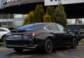 Подержанный автомобиль Lexus ES 2019 года (4 фото)