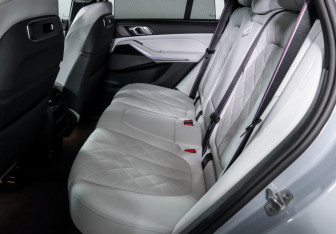 Подержанный автомобиль BMW X5 2025 года (10 фото)