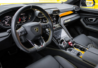 Подержанный автомобиль Lamborghini Urus 2023 года (12 фото)