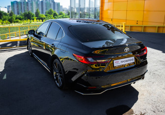 Подержанный автомобиль Toyota Camry Sedan 2025 года (6 фото)