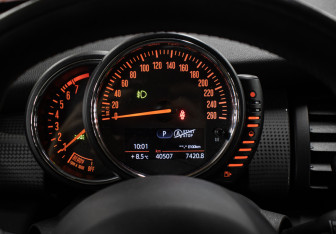 Подержанный автомобиль MINI Hatch 2016 года (13 фото)