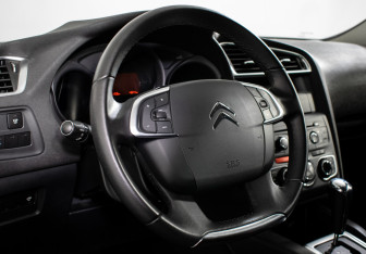Подержанный автомобиль Citroen C4 Hatchback 2013 года (13 фото)