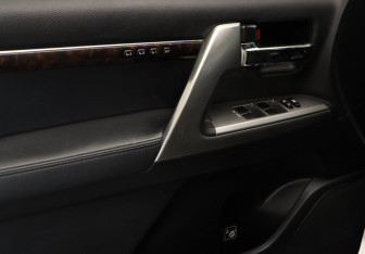 Подержанный автомобиль Toyota Land Cruiser Suv 2014 года (16 фото)