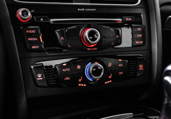 Подержанный автомобиль Audi A4 Sedan 2014 года (15 фото)