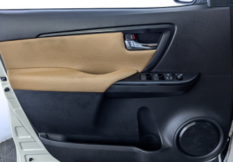 Подержанный автомобиль Toyota Fortuner 2022 года (19 фото)