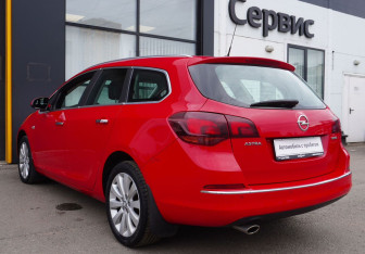 Подержанный автомобиль Opel Astra Wagon 2013 года (7 фото)