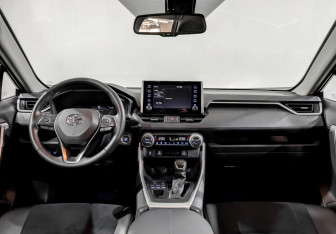 Подержанный автомобиль Toyota RAV4 2021 года (14 фото)
