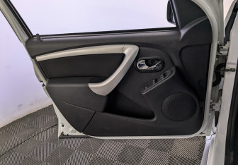 Подержанный автомобиль Nissan Terrano 2021 года (19 фото)