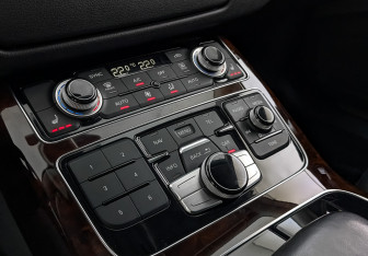 Подержанный автомобиль Audi A8 2013 года (25 фото)
