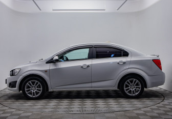 Подержанный автомобиль Chevrolet Aveo Sedan 2015 года (2 фото)