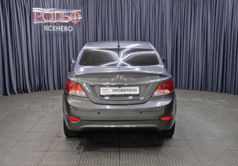 Подержанный автомобиль Hyundai Solaris Sedan 2012 года (6 фото)