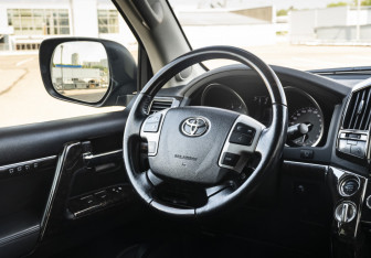 Подержанный автомобиль Toyota Land Cruiser Suv 2012 года (10 фото)