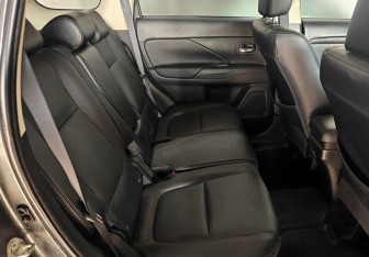 Подержанный автомобиль Mitsubishi Outlander 2018 года (10 фото)