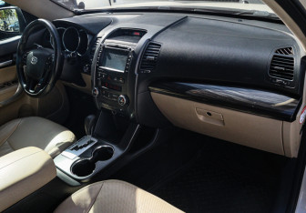 Подержанный автомобиль Kia Sorento 2011 года (7 фото)