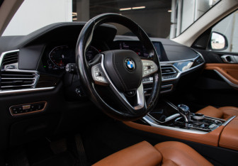 Подержанный автомобиль BMW X7 2019 года (9 фото)