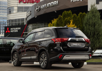 Подержанный автомобиль Mitsubishi Outlander 2019 года (6 фото)