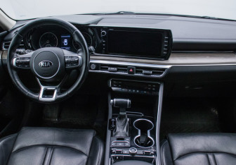 Подержанный автомобиль Kia K5 2021 года (13 фото)