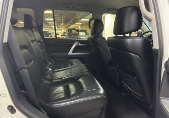 Подержанный автомобиль Toyota Land Cruiser Suv 2014 года (11 фото)