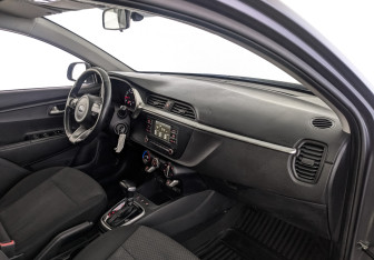 Подержанный автомобиль Kia Rio Hatchback 2021 года (12 фото)
