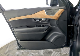 Подержанный автомобиль Volvo XC90 2021 года (21 фото)