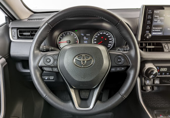 Подержанный автомобиль Toyota RAV4 2021 года (22 фото)