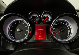 Подержанный автомобиль Opel Astra Hatchback 2014 года (11 фото)