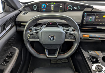 Подержанный автомобиль Changan UNI-V 2023 года (22 фото)