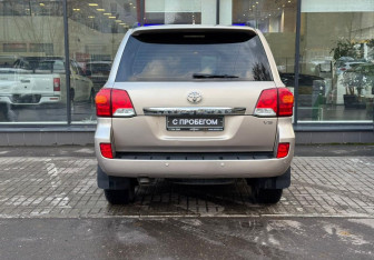 Подержанный автомобиль Toyota Land Cruiser Suv 2013 года (7 фото)