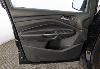 Подержанный автомобиль Ford Kuga 2015 года (19 фото)