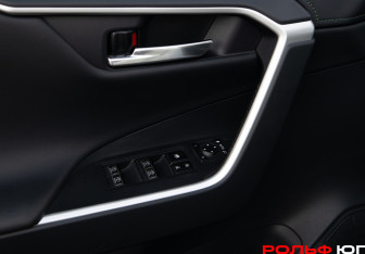 Подержанный автомобиль Toyota RAV4 2025 года (17 фото)