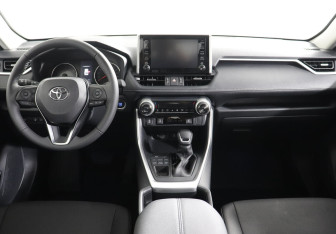 Подержанный автомобиль Toyota RAV4 2021 года (7 фото)