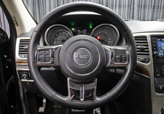 Подержанный автомобиль Jeep Grand Cherokee 2012 года (17 фото)
