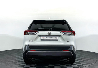 Подержанный автомобиль Toyota RAV4 2021 года (6 фото)