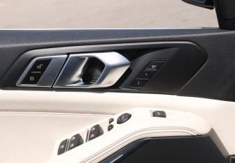 Подержанный автомобиль BMW X5 2020 года (22 фото)