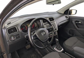 Подержанный автомобиль Volkswagen Polo Sedan 2015 года (16 фото)
