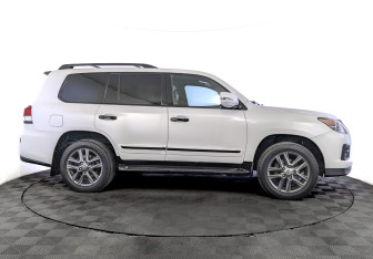 Подержанный автомобиль Lexus LX 2014 года (4 фото)