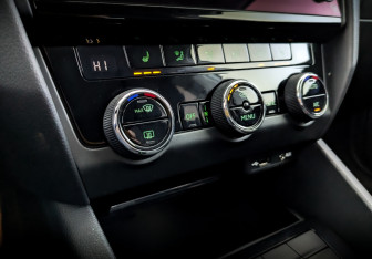 Подержанный автомобиль Skoda Octavia Liftback 2017 года (27 фото)