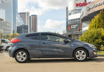 Подержанный автомобиль Kia Ceed Hatchback 2013 года (3 фото)